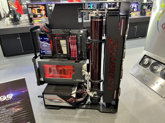 Schlicht und offen ist dieser Rechner, hier wird auch die Grafikkarte mit Flüssigkeit gekühlt. (Bild: Martin Böckmann)